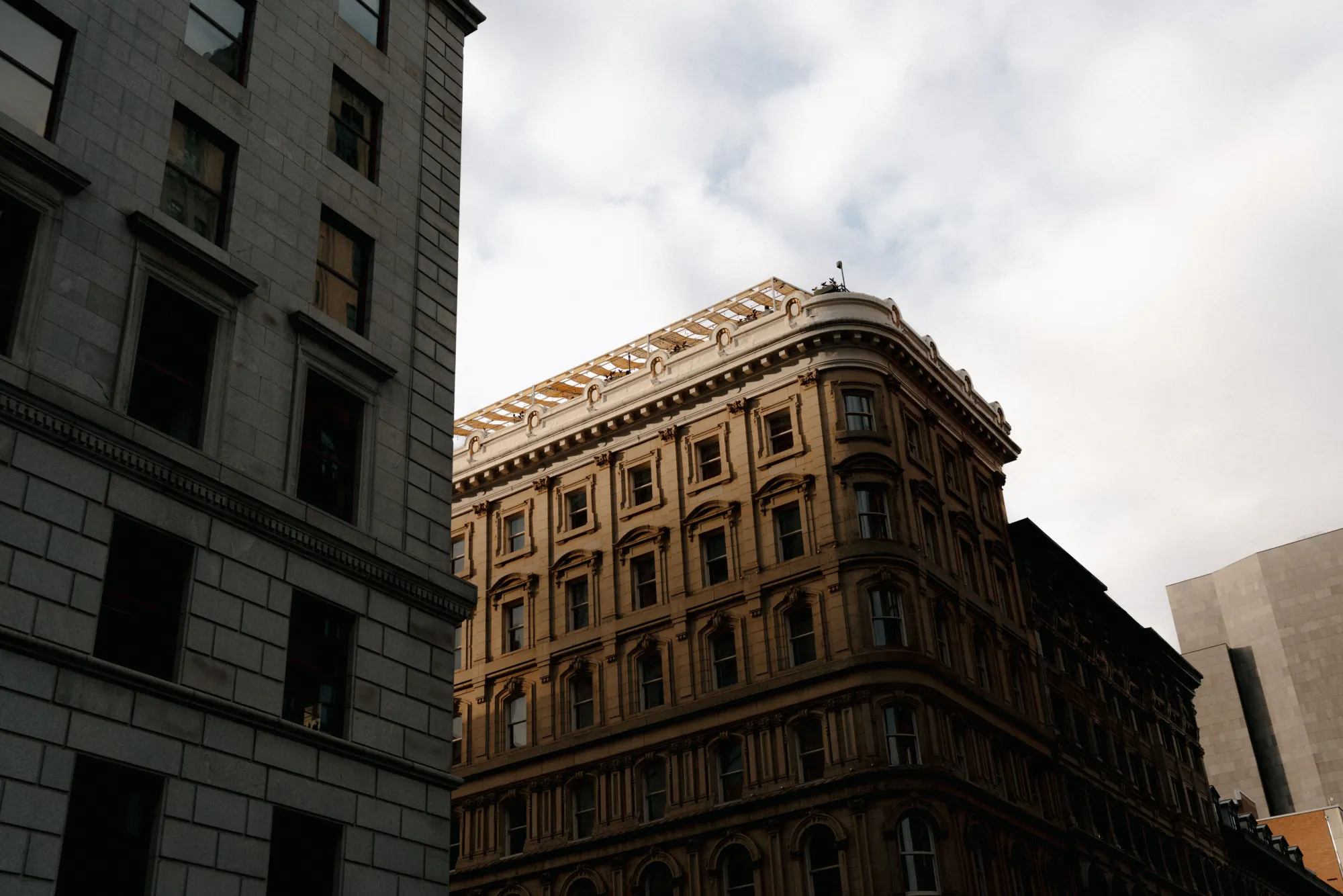 Façades patrimoniales du centre-ville de Montréal